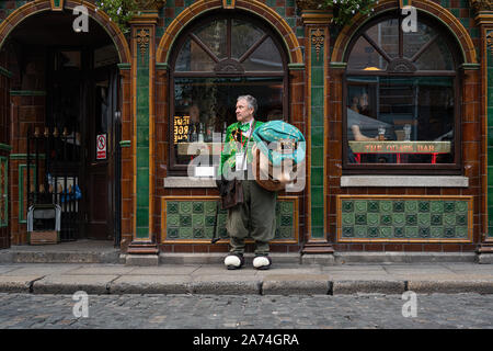 Eine street Entertainer eine Pause in Temple Bar, Dublin, Irland. Stockfoto