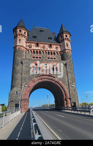 Historischen Kulturdenkmal Turm Wahrzeichen "nibelungenbrücke" oder "Nibelungentor" auf der Brücke in der Stadt Worms in Deutschland Stockfoto