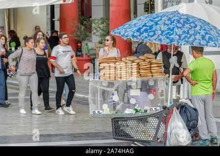 Thessaloniki griechische Runde sesame Bagel koulouri Straße verkaufen. Straßenhändler verkaufen Koulouri Thessalonikis mit traditionellen knusprig gebackenem koulouria. Stockfoto