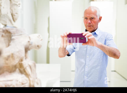 Portrait von älteren Menschen fotografieren Skulpturen im Historischen Museum Stockfoto