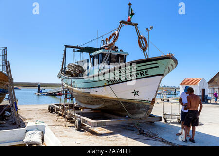 Santa Luzia Fischerboot aus dem Wasser Trockendock unter Reparatur Reparaturen, Santa Luzia, Ost-Algarve, Portugal. Stockfoto