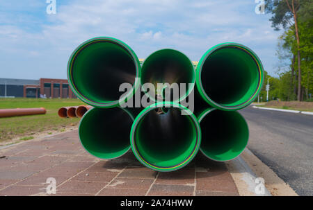 Stapel von großen, grünen PVC-Rohre für die Kanalisation Stockfoto
