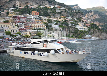 POSITANO, Italien - 23 AUGUST, 2018: Der Blick auf Positano Beach und die bunten Häuser auf dem Hügel von oben Stockfoto