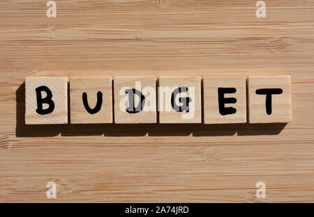 Budget. Wort in 3d Holz- Alphabet Buchstaben auf einem Bambus Holz Hintergrund Stockfoto