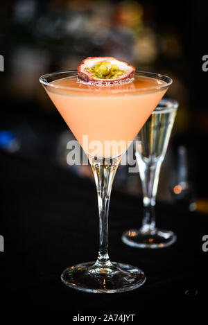 Lecker Passionsfrucht & prosseco Cocktail mit frischem Obst, prosseco und Eis Flocken Stockfoto