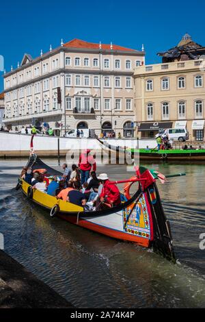 Aveiro, Portugal - September 10, 2019 - Genießen Sie die Fahrt im traditionellen portugiesischen Boot mit bunt bemalten Bug. Stockfoto