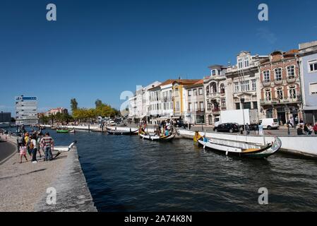 Aveiro, Portugal - September 10, 2019 - Genießen Sie die Fahrt im traditionellen portugiesischen Boot mit bunt bemalten Bug. Stockfoto