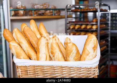 Nahaufnahme der frisch gebackene Baguettes in Weidenkorb auf Showcase in Bäckerei Stockfoto