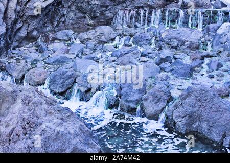 Kleine Kaskade auf den Felsen in den Torrent (Madeira, Portugal) Stockfoto