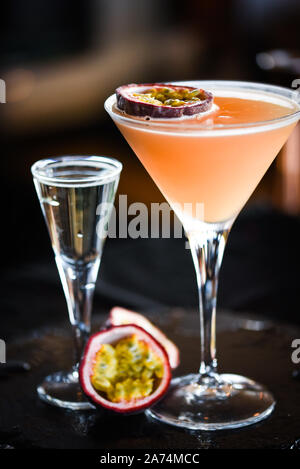 Lecker Passionsfrucht & prosseco Cocktail mit frischem Obst, prosseco und Eis Flocken Stockfoto