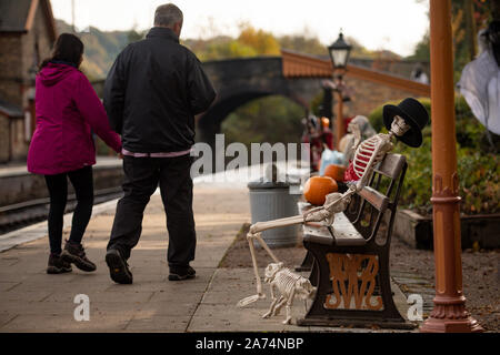 Arley Station auf dem Severn Valley Railway in Worcestershire, die für Halloween dekoriert ist. Stockfoto