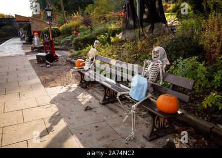 Arley Station auf dem Severn Valley Railway in Worcestershire, die für Halloween dekoriert ist. Stockfoto