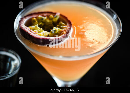 Lecker Passionsfrucht & prosseco Cocktail mit frischem Obst, prosseco und Eis Flocken Stockfoto