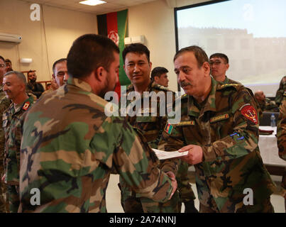 Kabul, Afghanistan. 30 Okt, 2019. Ein afghanischer Special Operations Forces Mitglied erhält sein Zertifikat bei einer Abschlussfeier in Kabul, der Hauptstadt Afghanistans, Okt. 30, 2019. Rund 200 Special Operations Forces Mitglieder nach 16 Wochen Training von einem militärischen Training Center als Kampf gegen militante abgeschlossen hat, in dem Land intensiviert, eine militärische Quelle gesagt Mittwoch. Credit: Rahmatullah Alizadah/Xinhua/Alamy leben Nachrichten Stockfoto