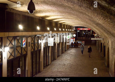 Die Arkaden Einkaufspassage in der Nacht, Charing Cross, London Stockfoto