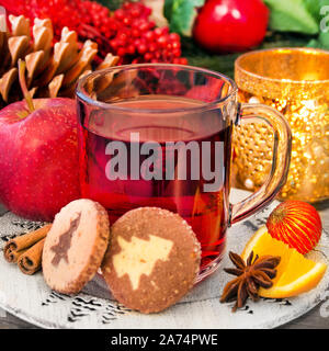 Weihnachten Leuchten Wein mit gebackenen Keksen und Weihnachten Dekoration Stockfoto