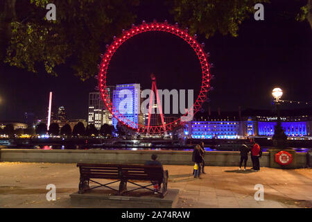 London Eye bei Nacht von Victoria Embankment, Westminster, London gesehen Stockfoto