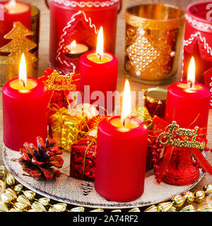 Advent Kerzen und Dekoration Nahaufnahme Stockfoto