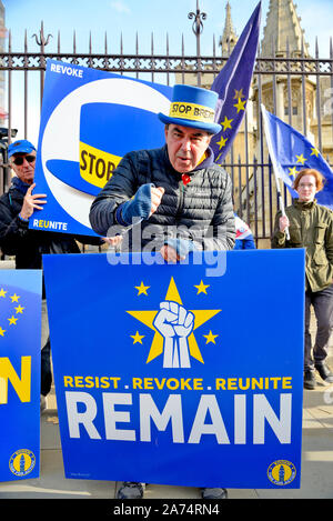 London, Großbritannien. 30 Okt, 2019. Massen von pro- und anti-Brexit Aktivisten versammeln sich vor den Toren des Parlaments als Premierminister Fragen im Inneren beginnen. Steve Bray'S top Brexit Guy" Credit: PjrFoto/Alamy leben Nachrichten Stockfoto