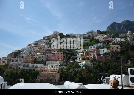 POSITANO, Italien - 23 AUGUST, 2018: Der Blick auf Positano Beach und die bunten Häuser auf dem Hügel von oben Stockfoto