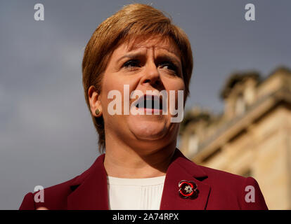 Stirling, Schottland, Großbritannien. 30 Okt, 2019. Schottlands Erster Minister Nicola Sturgeon joined SNP Kandidat für Stirling Alyn Smith für eine Kampagne Fall an Made in Stirling Store und Kreative Hub in Stirling. Während eines Rundganges wandte sie sich eine Gruppe von SNP-Unterstützer und erklärte, dass eine für die SNP gewinnen Sie eine eindeutige und unwiderstehlichen Nachfrage nach Schottland's Recht, die eigene Zukunft zu wählen wäre. Credit: Iain Masterton/Alamy leben Nachrichten Stockfoto