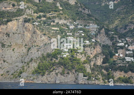 POSITANO, Italien - 23 AUGUST 2018: Offshore Gewässer um Amalfi Küste an einem sonnigen Tag Stockfoto