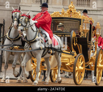 London, Großbritannien. 14. Oktober 2019. Vor der Eröffnung des Parlaments 2019 und des Queen's Speech, The Royal Stage Coach ist auf Horse Guards und White Hall, London, UK gesehen. Credit: Joe Kuis/Alamy Nachrichten Stockfoto