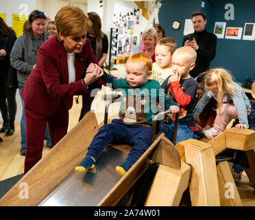 Stirling, Schottland, Großbritannien. 30 Okt, 2019. Schottlands Erster Minister Nicola Sturgeon joined SNP Kandidat für Stirling Alyn Smith für eine Kampagne Fall an Made in Stirling Store und Kreative Hub in Stirling. Während eines Rundganges wandte sie sich eine Gruppe von SNP-Unterstützer und erklärte, dass eine für die SNP gewinnen Sie eine eindeutige und unwiderstehlichen Nachfrage nach Schottland's Recht, die eigene Zukunft zu wählen wäre. Credit: Iain Masterton/Alamy leben Nachrichten Stockfoto