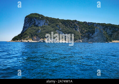 Anzeigen von Punta del Capo an der nordöstlichen Spitze der Insel Capri, Kampanien, Italien Stockfoto