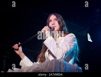 Weyes Blut (Natalie Mering) im Konzert an der Manchester Academy, UK, 29. Oktober 2019 Stockfoto