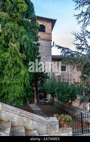 Todi in Umbrien, Italien. Blick auf das alte Dorf voll von mittelalterlichen Gebäuden. Es erhebt sich auf Hügel seit der Zeit der Etrusker auf dem Tiber Tal. Stockfoto