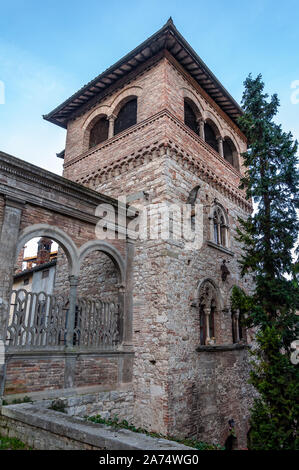 Todi in Umbrien, Italien. Blick auf das alte Dorf voll von mittelalterlichen Gebäuden. Es erhebt sich auf Hügel seit der Zeit der Etrusker auf dem Tiber Tal. Stockfoto