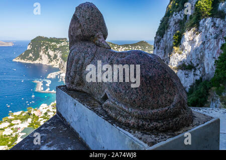 Die Sphinx von Villa San Michele auf dem Aussichtspunkt mit Blick auf Capri Hafen (Marina Grande), Kampanien, Italien Stockfoto