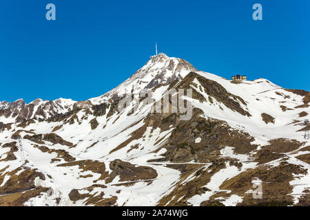 Blick auf den Pic du Midi de Bigorre mit weißem Schnee gegen den wolkenlosen blauen Himmel an einem sonnigen Tag in der Natur Stockfoto