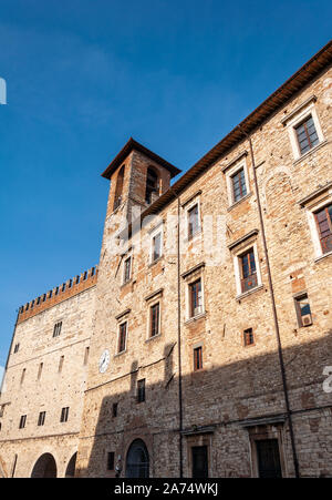 Todi in Umbrien, Italien. Blick auf das alte Dorf voll von mittelalterlichen Gebäuden. Es erhebt sich auf Hügel seit der Zeit der Etrusker auf dem Tiber Tal. Stockfoto