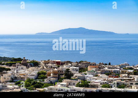Panoramablick von Anacapri Stadt, Ischia und andere Phlegräischen Inseln vom Sessellift bis rinding auf den Monte Solaro, Capri, Kampanien, Italien Stockfoto