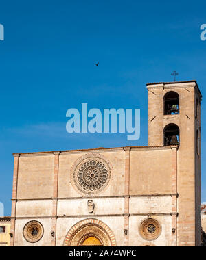 Todi in Umbrien, Italien. Blick auf das alte Dorf voll von mittelalterlichen Gebäuden. Es erhebt sich auf Hügel seit der Zeit der Etrusker auf dem Tiber Tal. Stockfoto