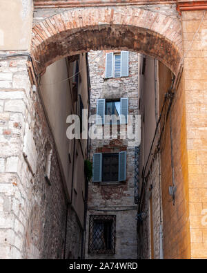 Todi in Umbrien, Italien. Blick auf das alte Dorf voll von mittelalterlichen Gebäuden. Es erhebt sich auf Hügel seit der Zeit der Etrusker auf dem Tiber Tal. Stockfoto