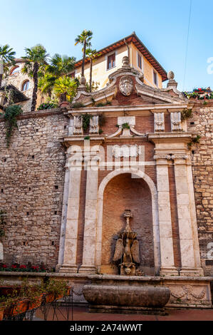 Todi in Umbrien, Italien. Blick auf das alte Dorf voll von mittelalterlichen Gebäuden. Es erhebt sich auf Hügel seit der Zeit der Etrusker auf dem Tiber Tal. Stockfoto