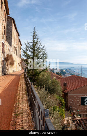 Todi in Umbrien, Italien. Blick auf das alte Dorf voll von mittelalterlichen Gebäuden. Es erhebt sich auf Hügel seit der Zeit der Etrusker auf dem Tiber Tal. Stockfoto