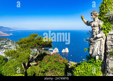 Malerischer Blick auf Capri von Monte Solaro mit Statue des Kaisers Augustus und die Faraglioni im Hintergrund, Italien Stockfoto