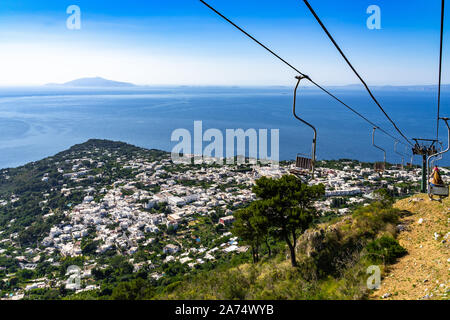 Sessellift auf den Monte Solaro mit einem wunderschönen Blick auf die Insel Capri, Ischia und andere Phlegräischen Inseln, Kampanien, Italien Stockfoto