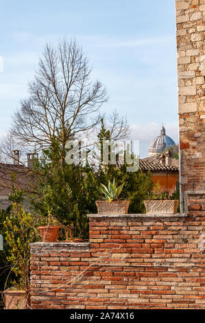 Todi in Umbrien, Italien. Blick auf das alte Dorf voll von mittelalterlichen Gebäuden. Es erhebt sich auf Hügel seit der Zeit der Etrusker auf dem Tiber Tal. Stockfoto