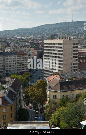 Blick über moderne Büro- und Unterkunft Architektur und ältere Häuser von Budapest Stadt hinter dem Schloss Bezirk Stockfoto