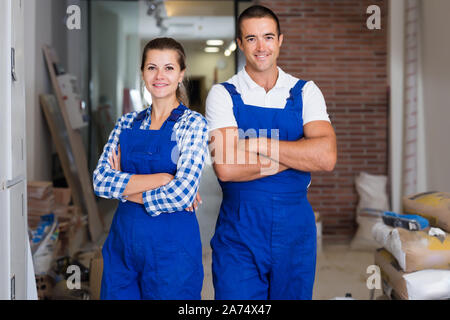 Portrait von normalen weiblichen und männlichen Arbeitnehmer in Zimmer dekorieren in Arbeit Stockfoto