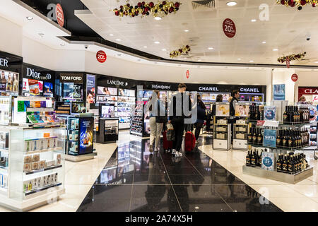 Liverpool John Lennon Airport, UK. Passagiere durch Parfüm Duft shopping Verkaufsfläche in der Abfahrt. Stockfoto