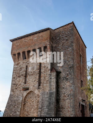 Todi in Umbrien, Italien. Blick auf das alte Dorf voll von mittelalterlichen Gebäuden. Es erhebt sich auf Hügel seit der Zeit der Etrusker auf dem Tiber Tal. Stockfoto