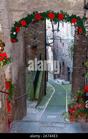 Todi in Umbrien, Italien. Blick auf das alte Dorf voll von mittelalterlichen Gebäuden. Es erhebt sich auf Hügel seit der Zeit der Etrusker auf dem Tiber Tal. Stockfoto