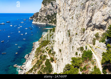 Malerische Capri Landschaft aus Gärten des Augustus Aussichtspunkt mit Via Krupp auf der rechten absteigend zum Meer, Italien Stockfoto
