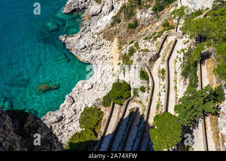 Luftaufnahme der malerischen Via Krupp, eine verdrehte Wanderweg in Capri mit vielen Haarnadeln, Italien Stockfoto